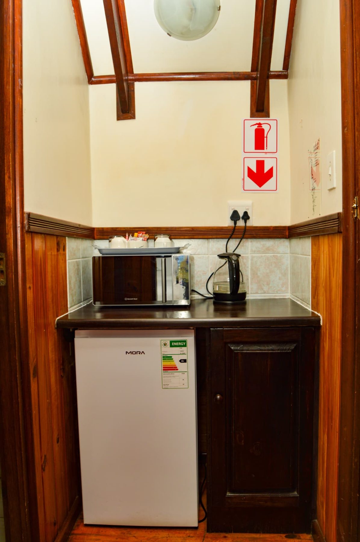 Refreshment nook with fridge, microwave and kettle